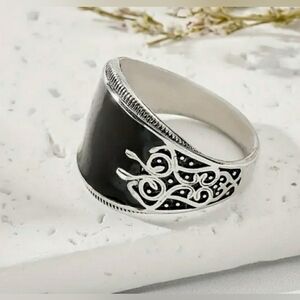 ❗5/$10❗Beautiful Silver and black stone ring, sz 7, NWT